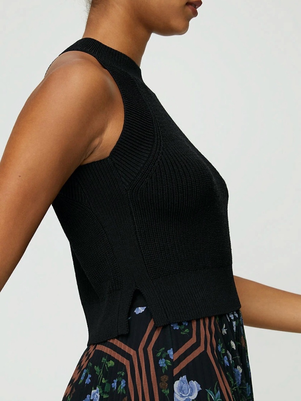 Wilfred Ribbed Halter Crop Tank - Picture 2 of 4
